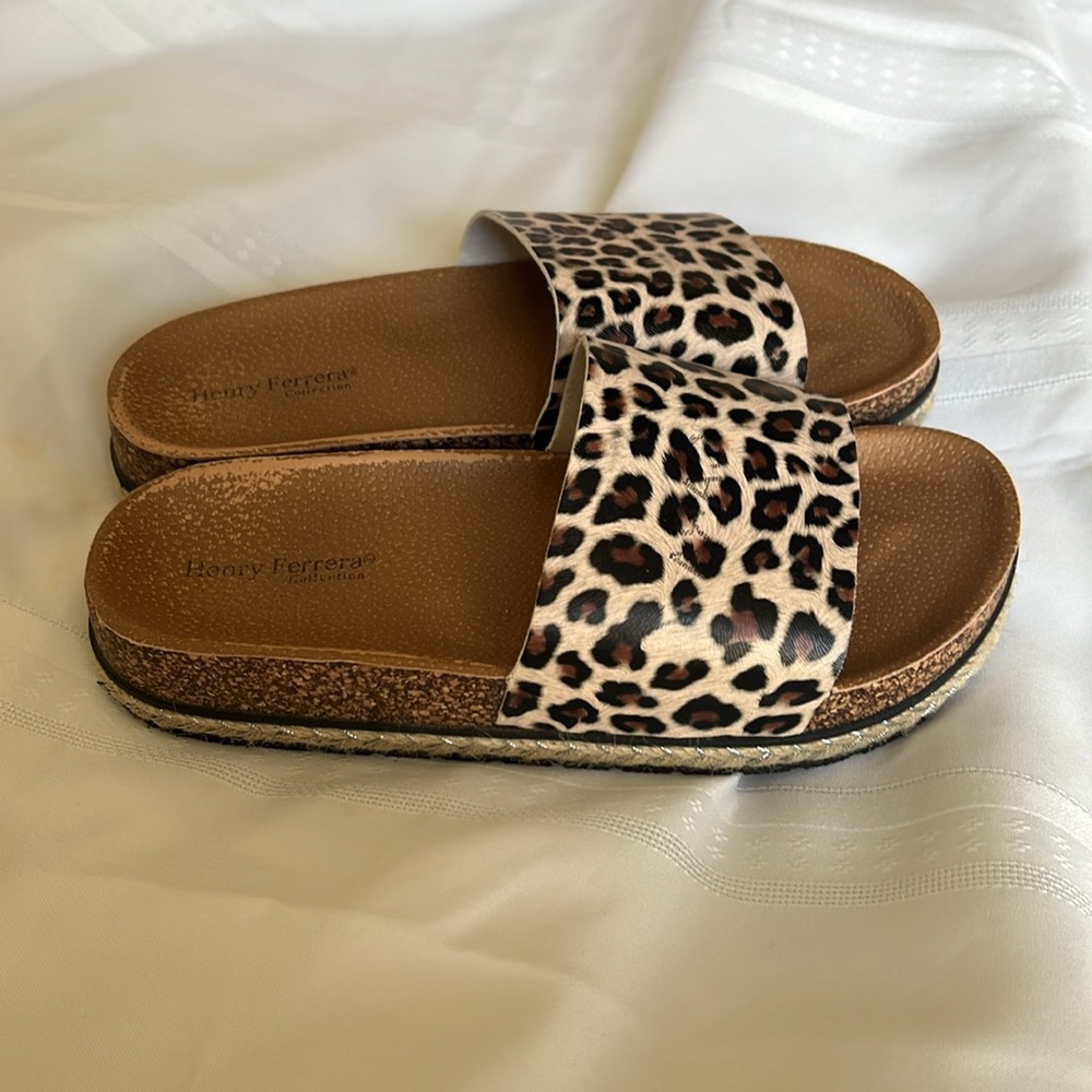 Excellent condition eu size 38 which is a US 7.( more like a 7.5)